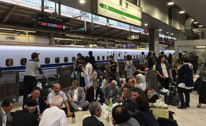 Sự thú vị của Nhật Bản: Tàu siêu tốc lỡ chuyến, du khách liền mở tiệc ngay tại ga