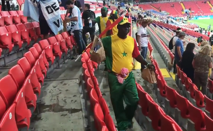 Sống đẹp mùa World Cup: CĐV Senegal và Nhật Bản ăn mừng chiến thắng bằng cách dọn rác trên khán đài