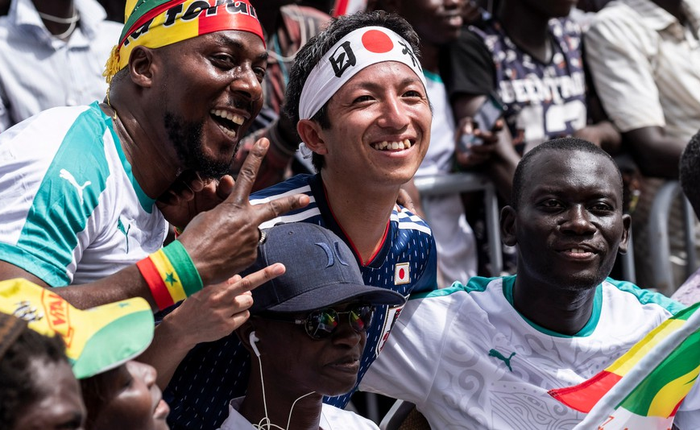 Sau trận hòa 2-2 giữa Nhật Bản và Senegal, fan của cả hai đội đồng thanh hát nhạc anime trên đường phố Nga