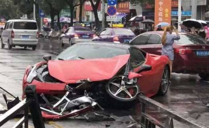 Lần đầu lái siêu xe, cô gái Trung Quốc phá tan chiếc Ferrari 458 Italia giá 14 tỷ