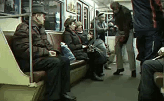 [Vui] Cưỡi bình cứu hỏa cho tới ăn bắp cải sống, đây là những hành khách kỳ lạ nhất tại ga tàu