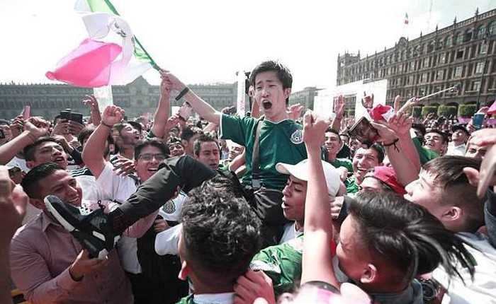 [World Cup 2018] Fan Mexico và Hàn Quốc bỗng trở thành bạn thân sau thất bại thảm hại của đội tuyển Đức