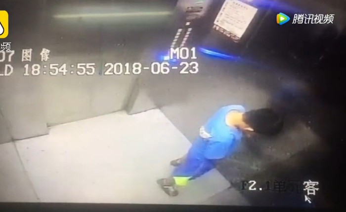 Tiểu bậy trong thang máy, cậu bé Trung Quốc bị mẹ phạt lau dọn suốt 1 tháng cho chừa