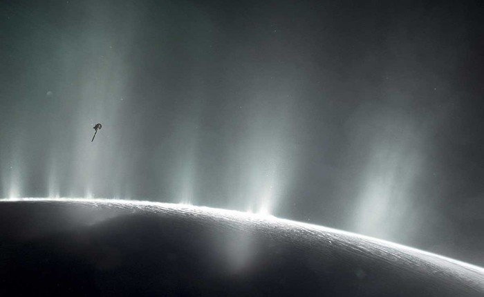 NASA: Tìm ra phân tử hữu cơ phức tạp trên mặt trăng Enceladus của Sao Thổ, thêm bằng chứng cho thấy có sự sống ngoài Trái Đất tồn tại nơi đây