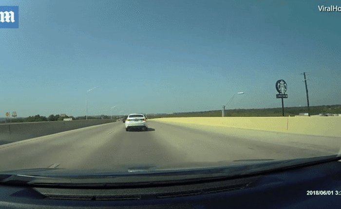 Mỹ: Đang lái xe trên đường cao tốc thì tông phải cái giá sách "từ trên trời rơi xuống"