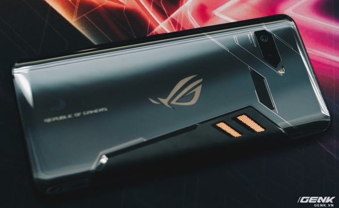Trên tay Asus ROG Phone: Smartphone gaming thứ thiệt với cấu hình khủng, thiết kế hầm hố và loạt phụ kiện hỗ trợ cho game