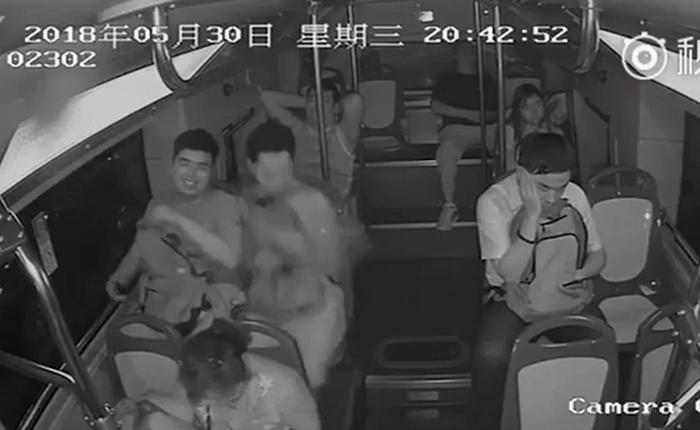 Trung Quốc: Sạc dự phòng cất trong ba lô bất ngờ phát nổ trên xe bus