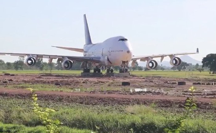 Thái Lan: Dân làng thức dậy và phát hoảng khi thấy máy bay Boeing 747 đỗ ở giữa cánh đồng