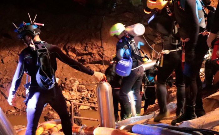 Bức ảnh này sẽ cho bạn thấy 12 cầu thủ nhí Thái Lan được giải cứu khỏi hang như thế nào