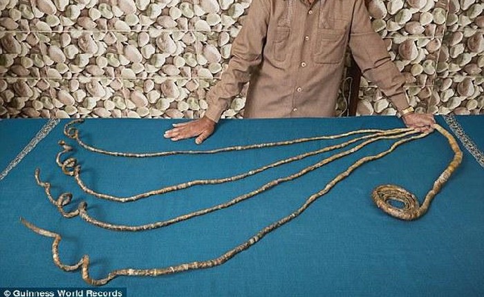 Sau 66 năm ròng khổ sở gìn giữ, người đàn ông này đã cắt đi bộ móng tay đạt kỷ lục Guinness của mình