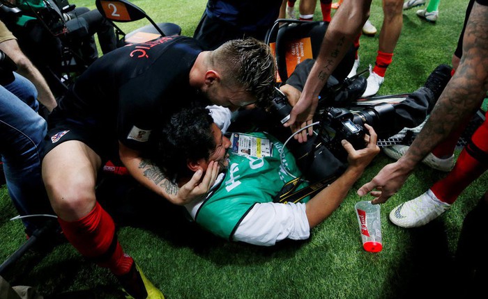 [World Cup 2018] Bị dẫm đạp khi tuyển Croatia ăn mừng, nhiếp ảnh gia Mexico vẫn xuất sắc hoàn thành nhiệm vụ