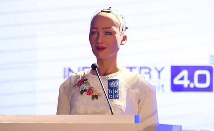 Robot Sophia mặc áo dài Việt Nam khi xuất hiện tại Diễn đàn cách mạng công nghiệp 4.0 ở Hà Nội