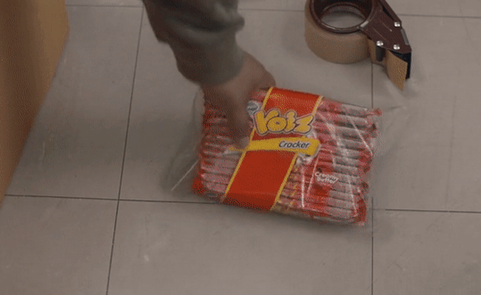 Quảng cáo Thái hài hước: Quay ngược thời gian, bắt cóc chính mình để cướp bánh quy