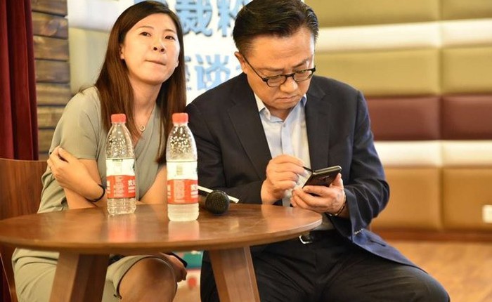 CEO Samsung bất ngờ bị bắt gặp sử dụng Galaxy Note9 tại nơi công cộng