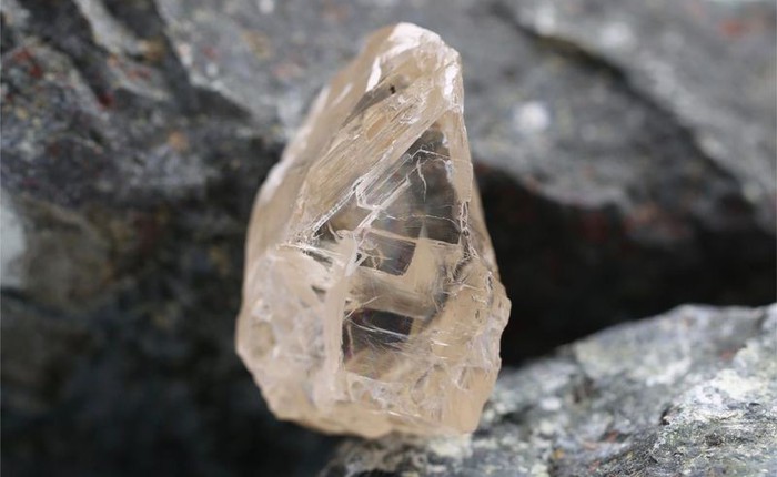 Sâu khoảng 200 km dưới lòng đất, các nhà khoa học ước tính có tới hơn 1 triệu tỉ tấn kim cương đang "ngủ yên"