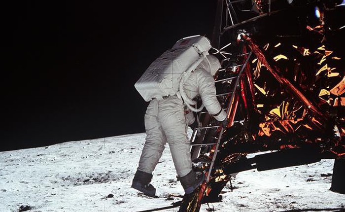 Ai là người quay/chụp lại khoảnh khắc Neil Armstrong trở thành người đầu tiên đặt chân lên Mặt Trăng?