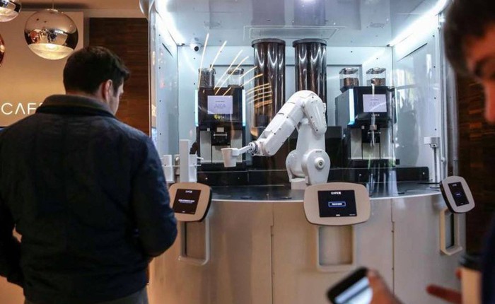 Con robot trị giá 25.000 USD làm được 120 cốc cafe trong một giờ, là ví dụ trực quan cho thấy tự động hóa đe dọa việc làm như thế nào