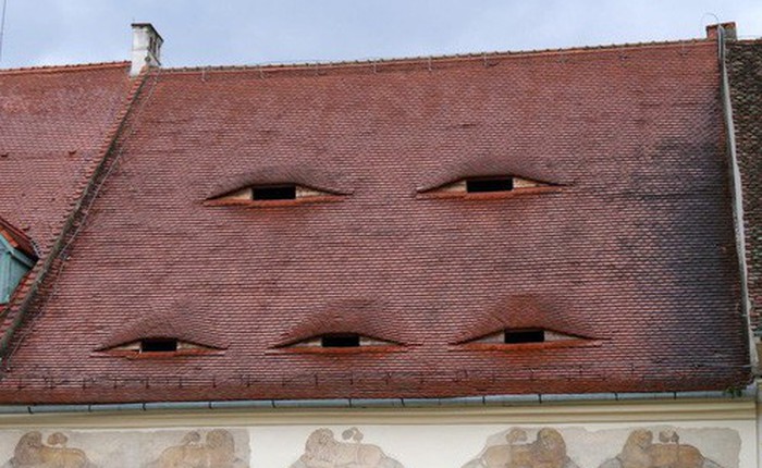 Ở quê hương của Dracula, đến cả nhà cửa cũng khiến người ta lạnh gáy với những "con mắt" dõi theo người qua lại