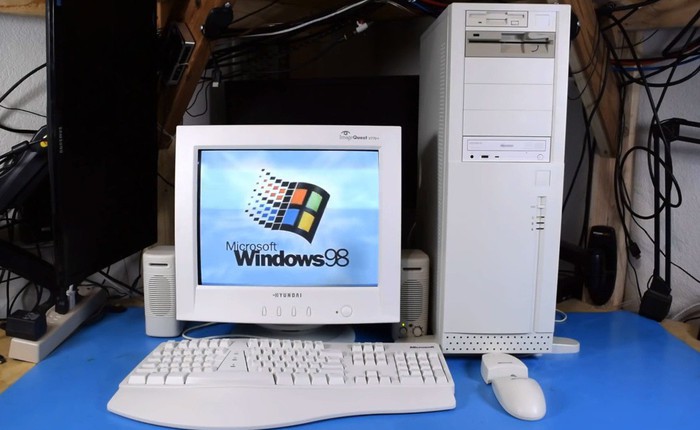 Tuổi thơ ùa về khi xem Youtuber này tự ráp chiếc PC cũ kỹ để chạy Windows 98, nhân dịp hệ điều hành huyền thoại tròn 20 tuổi