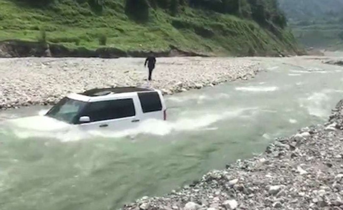 Trung Quốc: Suýt bị cuốn trôi cả người lẫn xe vì lái Land Rover xuống sông để đỡ mất tiền rửa