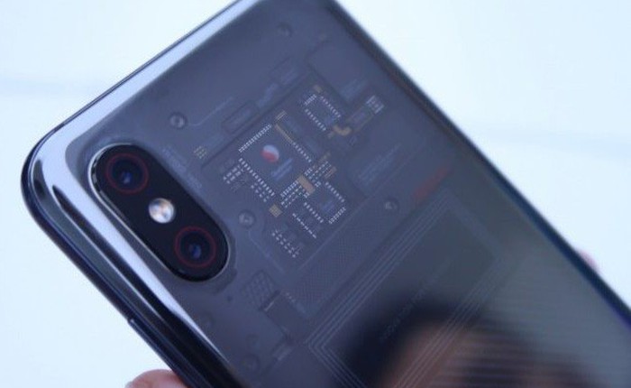 Về mặt lưng của Xiaomi Mi 8 EE: sao cứ phải nhập nhằng?