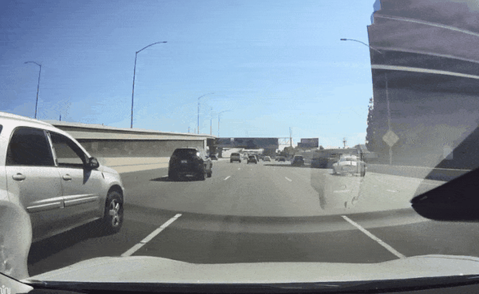 Xem cách hệ thống bán tự động Autopilot trên Tesla Model 3 đánh lái để tránh tai nạn trên đường