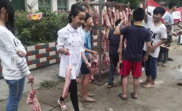 Ngoài bằng khen, học sinh nghèo vượt khó ở vùng quê Trung Quốc được tặng mỗi em 6 lạng thịt ba chỉ