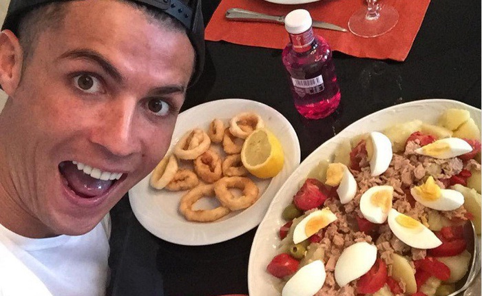 Đây là ảnh chụp những bữa ăn của Cristiano Ronaldo: Không uống rượu và cực kỳ thích cá