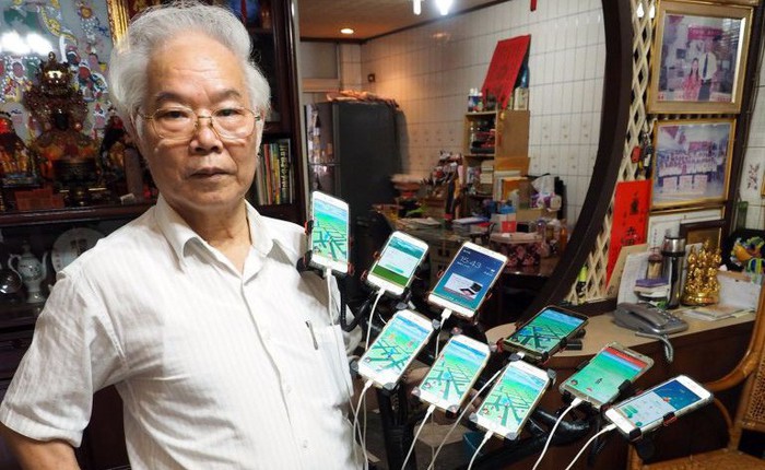 Gừng càng già càng cay: Ông lão gắn 11 smartphone vào xe đạp đi khắp nơi để bắt Pokemon