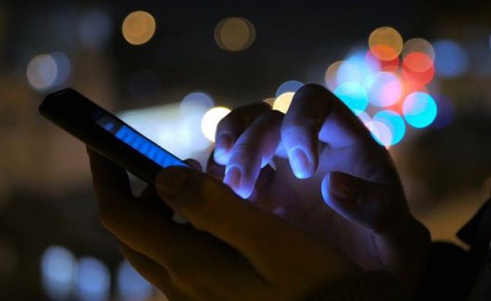 Nghiên cứu: Ánh sáng xanh từ smartphone, tablet và laptop có thể gây mù lòa nhanh hơn