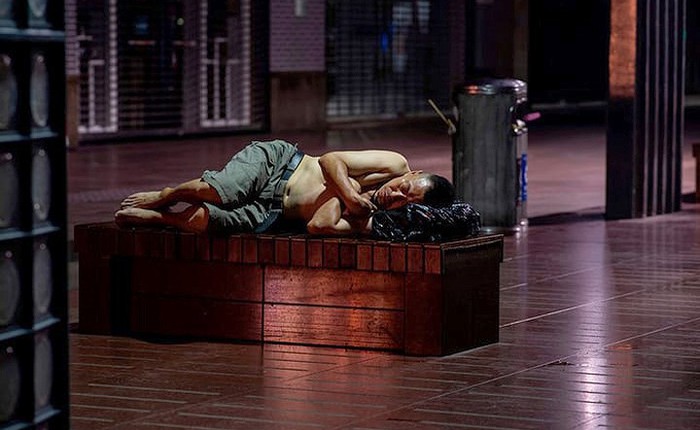 Ảnh: Thượng Hải nóng “như lò lửa”, người dân phải đổ ra đường ngủ