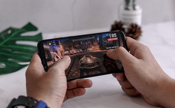 Trên tay nhanh smartphone chuyên game Honor Play: Thiết kế đẹp, màn hình tai thỏ, cấu hình mạnh mẽ, giá 6.99 triệu đồng