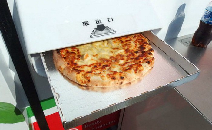 Ở Nhật Bản có cả máy bán pizza tự động, chẳng cần lo cửa hàng đóng cửa, cứ ra mua là có