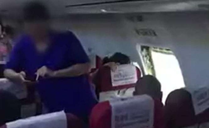 Trung Quốc: Hành khách bật cửa thoát hiểm ra cho thoáng vì đợi mãi không được xuống máy bay