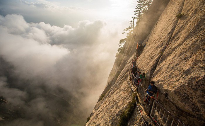 Khám phá đỉnh Hoa Sơn huyền thoại với đường leo núi nguy hiểm bậc nhất thế giới: Con người mới đáng sợ chứ không phải cảnh quan!