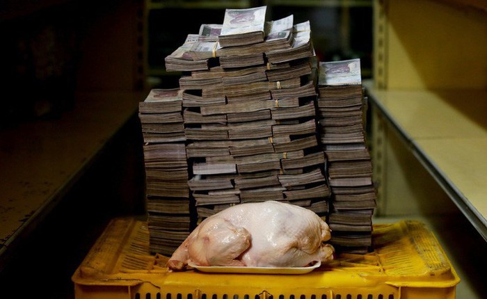 Venezuela chính thức phá giá đồng tiền Bolivar tới 95%, phát hành tiền mới gắn liền giá trị với đồng tiền mã hóa Petro, nhằm cứu vãn mức lạm phát 1.000.000%