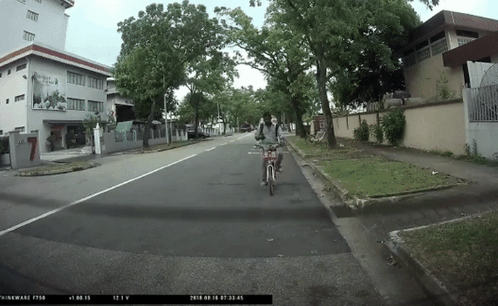 Anh thanh niên Singapore đập mặt vào kính chắn gió vì mải chơi smartphone