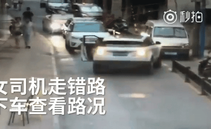 Trung Quốc: Ra khỏi xe nhưng quên dừng đỗ, người phụ nữ bị chính ô tô của mình cán rạn xương chậu