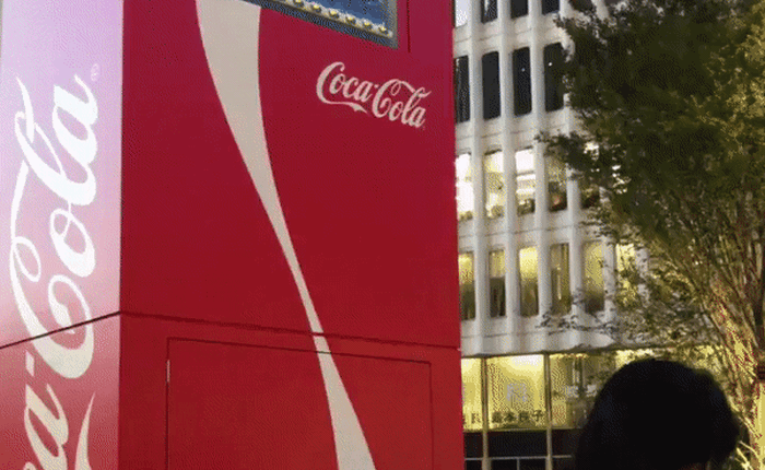 Coca-cola chào đón Olympic Tokyo 2020 bằng máy bán hàng tự động cao 3 mét rưỡi, ai bật đủ cao sẽ có đồ uống miễn phí
