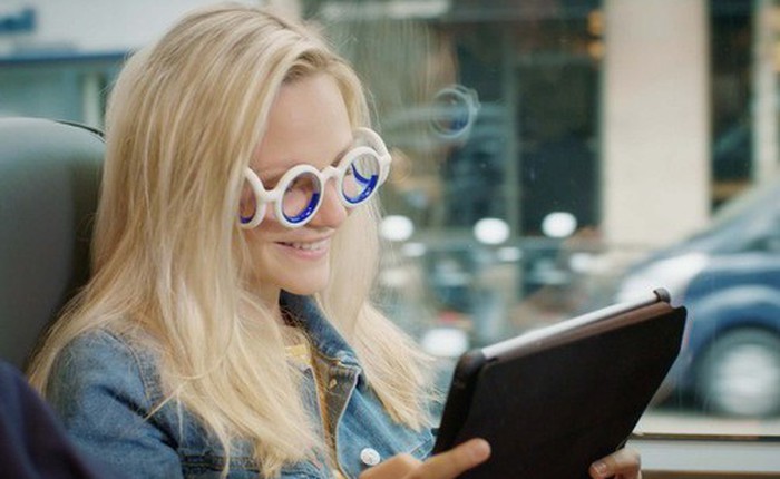 Xuất hiện loại kính chống say xe cực chất, đeo 10 phút là dùng smartphone trên ô tô vô tư luôn