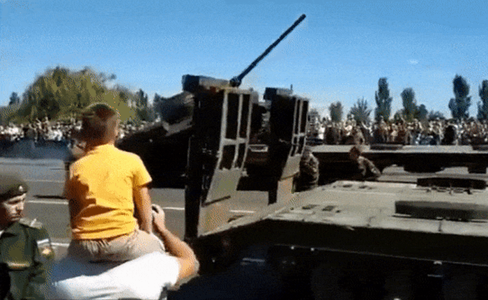 Đang leo lên xe rơ-móc, xe tăng Nga bất ngờ ngã chổng vó một cách trớ trêu