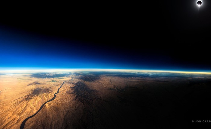 Bức ảnh nhật thực toàn phần này được chụp từ một chiếc máy bay thương mại ở độ cao 12.000m
