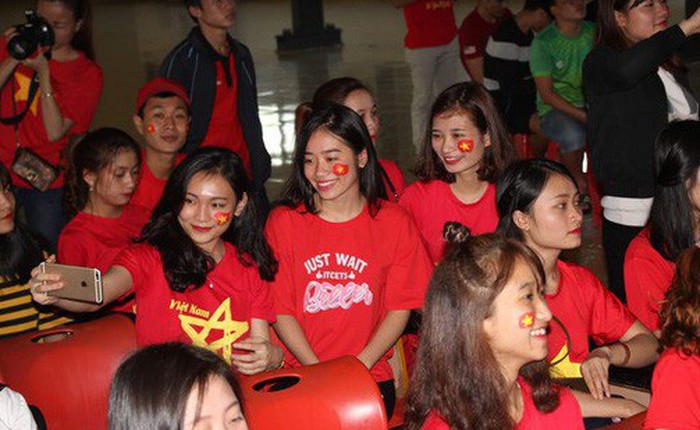 Hàng loạt trường Đại học cho sinh viên nghỉ học, lập đàn "cầu nắng" để cổ vũ đội tuyển Việt Nam