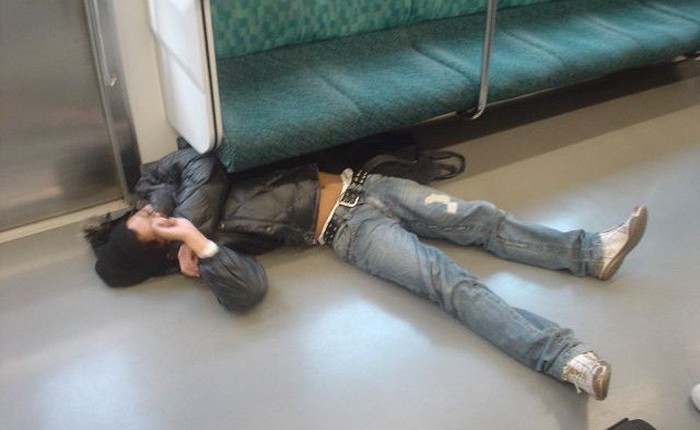 Say xỉn rồi mắc kẹt dưới ghế, người đàn ông khiến tuyến tàu điện lớn nhất Tokyo đình trệ trong 1 giờ