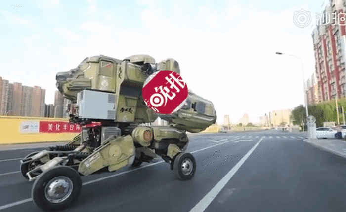 Trung Quốc: Người làm robot khổng lồ bị công an đuổi, người lại bỏ 700 triệu mua Transformer bày khắp nhà