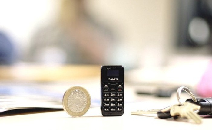 Tra tấn chiếc điện thoại nhỏ nhất thế giới: Độ bền chỉ như một chiếc điện thoại đồ chơi