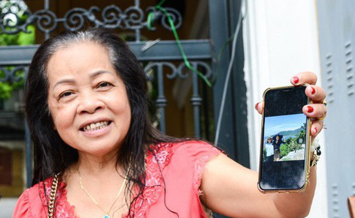 Gặp iFan đặc biệt: Ngoài 60 tuổi, đang bán trà đá ngoài bờ Hồ Hoàn Kiếm, thích iPhone X vì "hỗ trợ cho công việc"