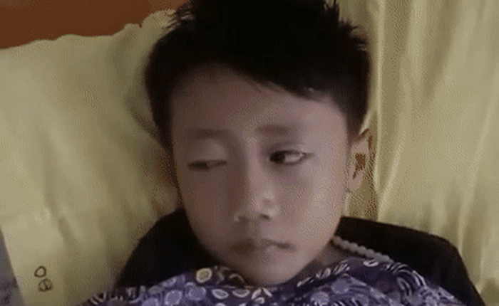 Cậu bé Philippines bị mất kiểm soát cơ mặt, mắt chớp môi rung liên tục sau khi chơi game 9 tiếng/ngày