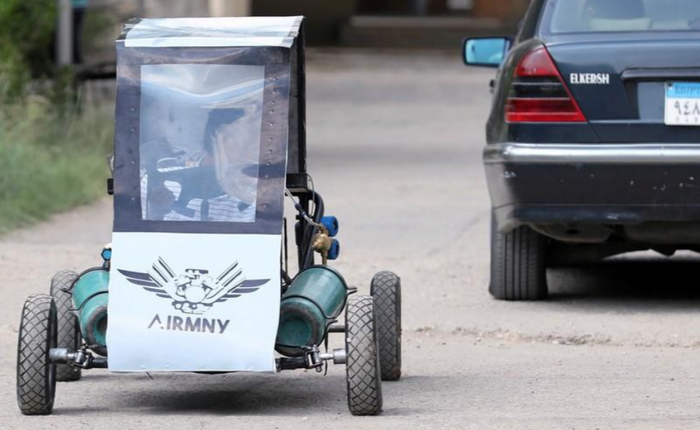 Chán dùng xăng, nhóm sinh viên Ai Cập tự thiết kế xe chạy bằng không khí cho nó tiết kiệm
