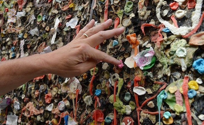Thay vì vứt ra đường, người Mỹ dùng bã kẹo cao su tạo nên những bức tường nghệ thuật vô cùng độc đáo